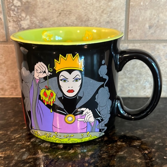Ceramic Disney mug with the wicked queen / witch / poison apple from Snow White. - Picture 1 of 6